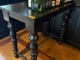 une table sur laquelle sont posées plusieurs bouteilles
