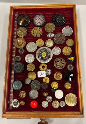 une vitrine contenant de nombreuses pièces de monnaie