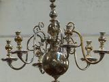 un lustre en argent suspendu au plafond