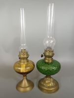 Deux lampes à huile en verre vert et jaune, fente au pied de… (photo 4)