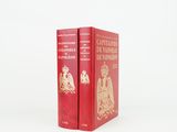 deux livres rouges posés l'un sur l'autre sur une surface blanche