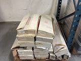 une pile de boîtes sur une palette dans un entrepôt