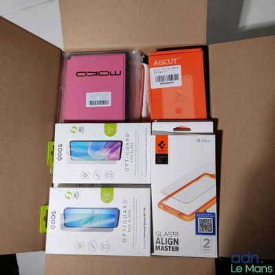 plusieurs boîtes de téléphones portables posées sur une boîte en carton