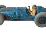 une petite voiture bleue posée sur une surface blanche