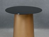 une image représentant une table noire et dorée avec un plateau noir