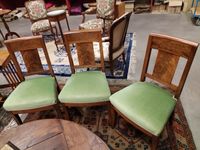 Suite de 3 chaises en acajou et placage d'acajou.