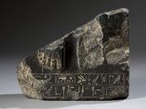 une image représentant une pierre sur laquelle figurent des inscriptions