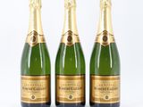 trois bouteilles de champagne sont alignées sur un fond blanc