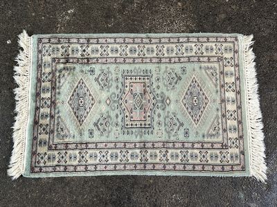 un gros plan d'un tapis posé au sol sur fond noir