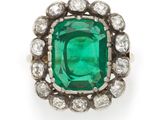 une bague en émeraude et diamant