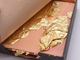 une boîte contenant une feuille d'or