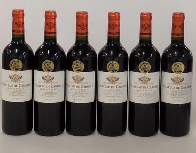 six bouteilles de vin rouge alignées