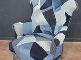 une chaise en patchwork bleu et blanc recouverte d'une couverture noire et blanche