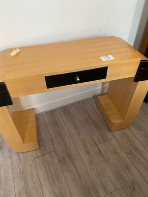 une photo d'un bureau en bois sur lequel sont posés des haut-parleurs