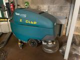 une machine posée sur le sol du garage