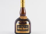 un gros plan d'une bouteille de Grand Marnier sur fond blanc