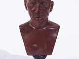 buste d'un homme sur un socle, sur fond blanc
