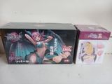 deux boîtes de figurines d'anime posées sur une table