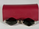 une paire de lunettes de soleil posée sur un étui rouge