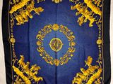 une image représentant une écharpe bleue et dorée ornée d'éléphants