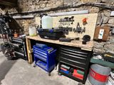 un établi avec de nombreux outils dans un garage