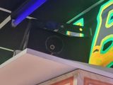 une enseigne au néon fixée au plafond d'un restaurant