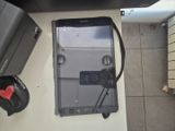 un téléphone portable posé sur une table à côté d'un appareil photo