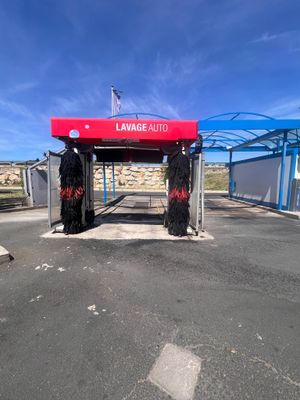 une photo d'une station de lavage au milieu d'un parking
