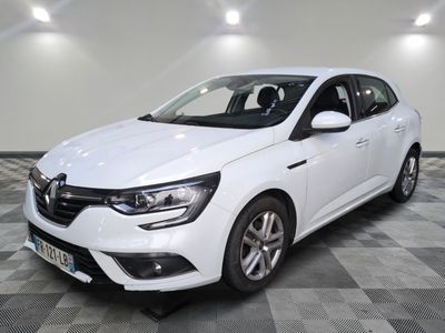 la voiture blanche est garée sur un carrelage à carreaux