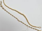 gros plan d'un collier en or auquel est attachée une chaîne
