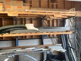 un garage avec beaucoup d'objets sur les étagères