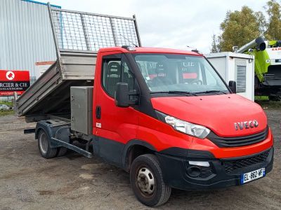 un camion rouge garé sur la terre battue