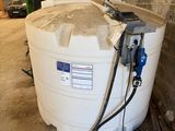 un réservoir muni d'un tuyau, dans un garage