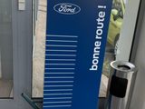 un panneau bleu situé devant une porte vitrée