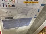 une boîte sur laquelle est collée une étiquette indiquant le prix « bébé », posée sur une table