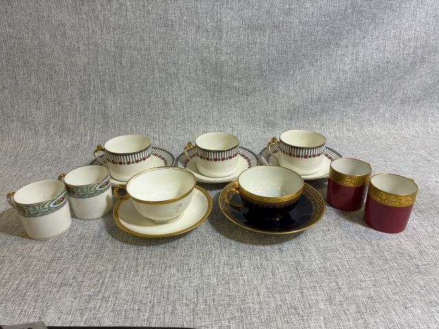 Deux déjeuners en porcelaine, tasses et sous tasses en porcelaine