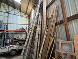 de nombreuses pièces de bois empilées dans un entrepôt