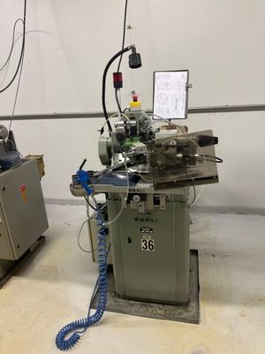 deux machines qui se trouvent ensemble dans une pièce