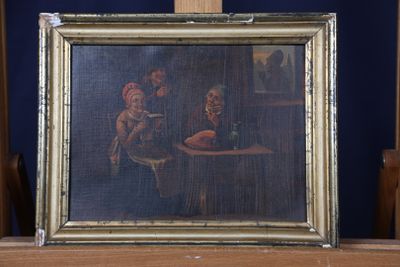 une image d'un tableau sur une étagère dans une pièce