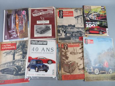 Plusieurs anciennes brochures de vente de voitures sont exposées sur une table