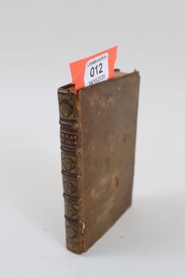 un petit livre sur lequel est posée une étiquette de prix