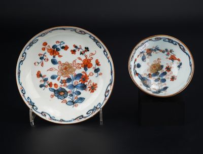 deux assiettes ornées de fleurs, posées sur une surface noire