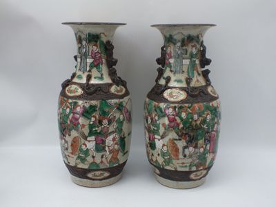 deux vases posés sur une surface blanche