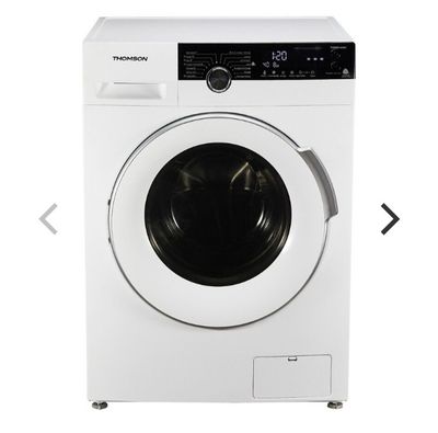 une machine à laver blanche posée sur un comptoir blanc