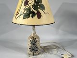 une lampe posée sur une table et munie d'un abat-jour
