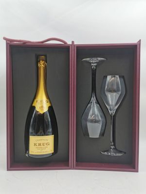 une bouteille de champagne et deux verres à vin dans un coffret