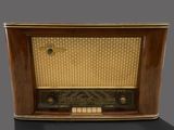an old fashioned radio sitting on top of a table