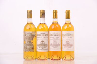 trois bouteilles de vin posées l'une à côté de l'autre sur une table
