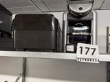 de nombreuses casseroles et poêles sur les étagères du magasin