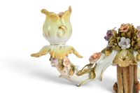 BOUGEOIR à trois lumières en porcelaine à décor d'une femme … (photo 5)
